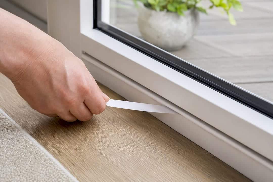 Papierstrook gebruiken om rubberafdichting te testen