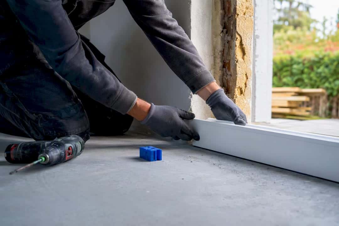 Monteur plaatst profiel in de gevelopening
