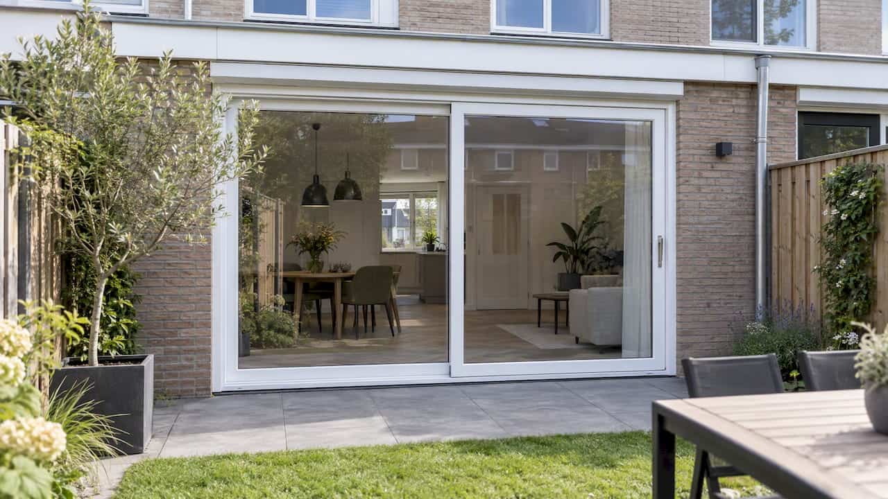 Witte kunststof schuifpui in een tussenwoning